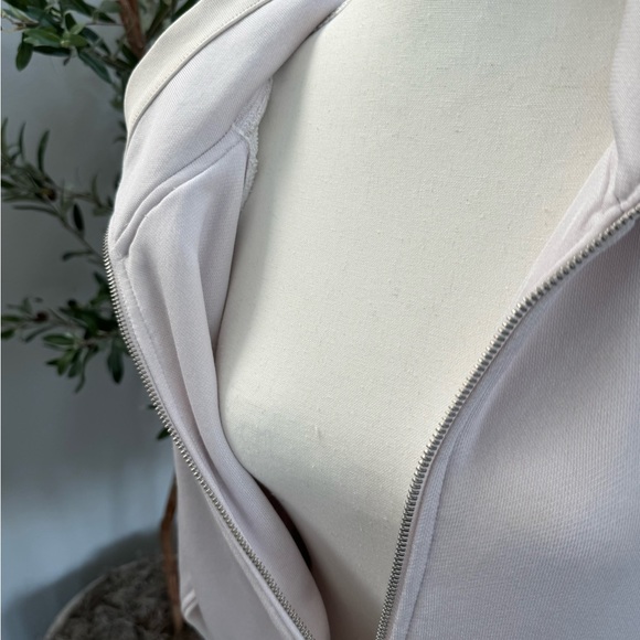 Women’s XL, ATHLETA Triumph Luxe Shine Hoodie, Worn one time - Picture 4 of 9